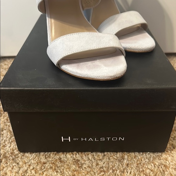 Elegant White Wedge Sandals - Picture 4 of 5